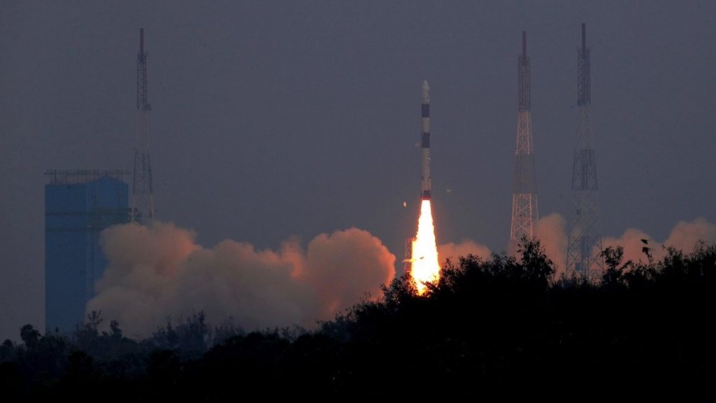 ماهواره نظارت زمینی هند به همراه 30 ماهواره خارجی توسط ایسرو پرتاب شد