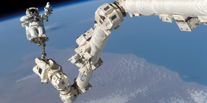 بازوی مکانیکی ایستگاه فضایی بین‌المللی در فضا چه نقشی دارد؟