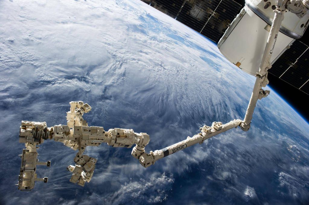بازوی مکانیکی ایستگاه فضایی بین‌المللی در فضا چه نقشی دارد؟