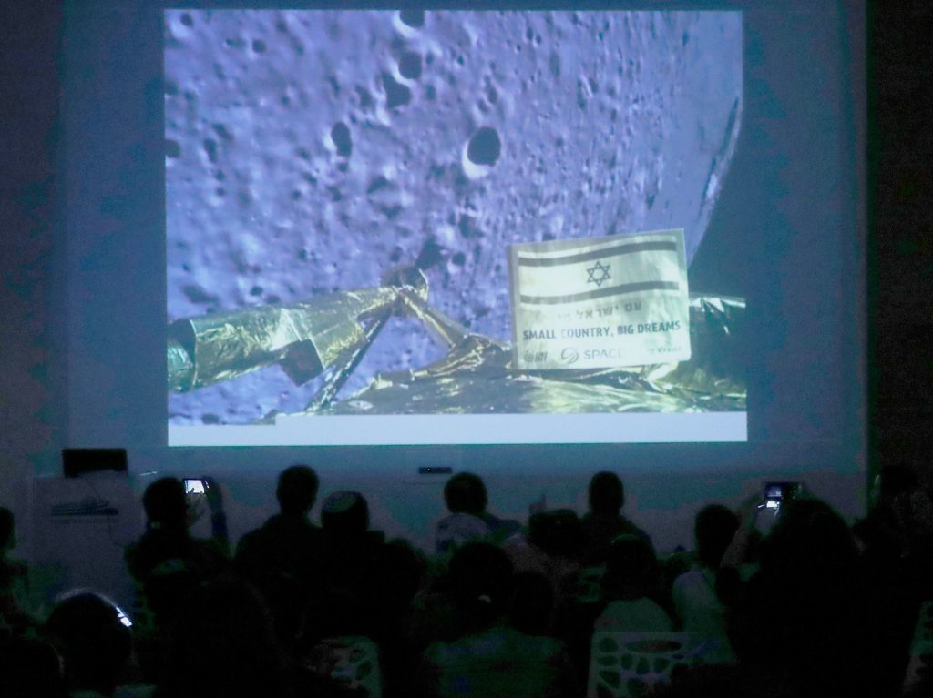 برشیت : فضاپیمای اسرائیلی که هنگام فرود در ماه متلاشی شد