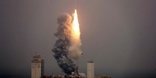 چین برای اولین بار از دریا یک موشک را به فضا پرتاب کرد