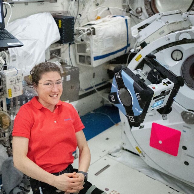 آزمایش دستیار رباتیک در ایستگاه فضایی بین‌المللی توسط “کریستینا کخ”