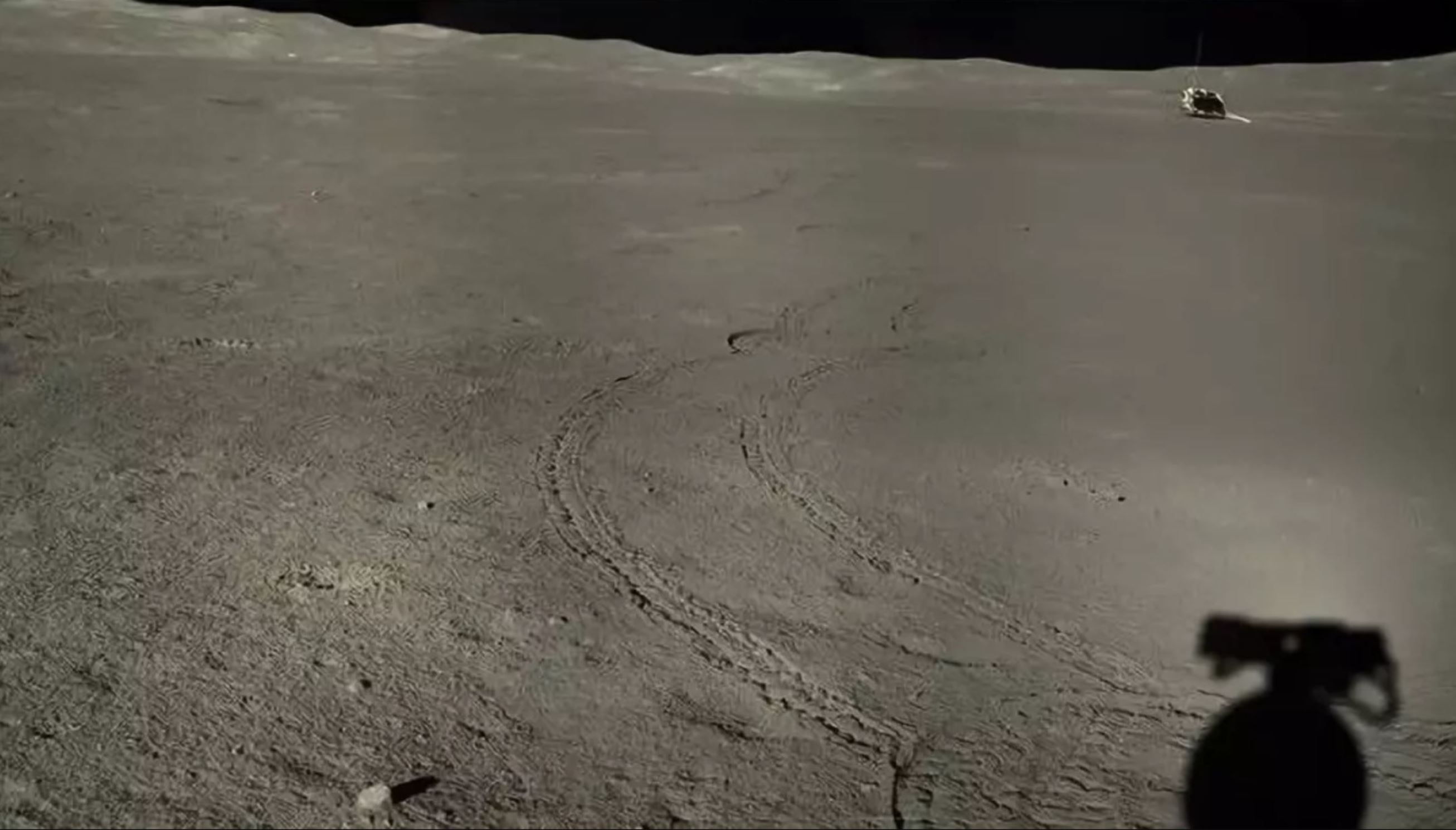 بررسی ماده‌ ژل مانند کشف شده در سمت پنهان ماه توسط کاوشگر چینی “یوتو-۲”