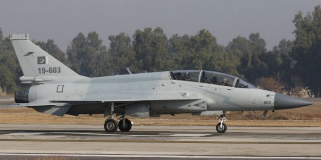 دریافت ۱۲ فروند هواپیمای جنگی JF-17B توسط نیروی هوایی پاکستان