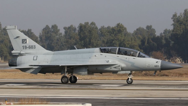 دریافت ۱۲ فروند هواپیمای جنگی JF-17B توسط نیروی هوایی پاکستان